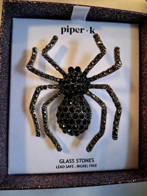 Piper K Creep It 真银色和黑色玻璃水晶蜘蛛胸针 全新带盒 — 第 1/2 张图片