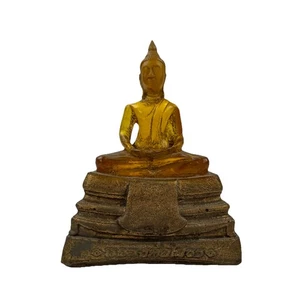 Statua Buddha in resina ambra figura meditazione tailandese su piedistallo dorato stile vintage - Foto 1 di 12