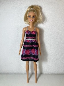 Mattel - blonde Barbie Puppe + Fashionistas Ultimate Closet Rose Blumen Kleid - Bild 1 von 7