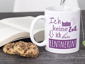 Tasse, Geschenk Rentnerin Rentenbeginn Ruhestand Rentner Kaffeebecher mit Spruch - Bild 1 von 6
