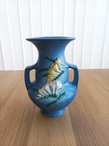 Vintage Roseville "Freesia" Twin Handled Shape 122.8 Vase - Picture 1 of 7