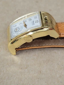GRUEN CURVEX / SUPER RARE / VERY UNUSUAL LUGS / QUARTZ - Picture 1 of 12