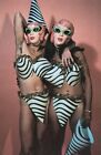 CARTE POSTALE GIRLFRIENDS vintage 1980 masque en caoutchouc glisser-déposer photo Paula Gillen Americard