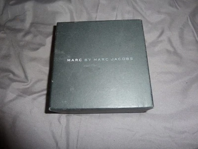 Reloj para mujer Marc by Marc Jacobs plateado de acero inoxidable en caja ver fotos Foto 1 de 4