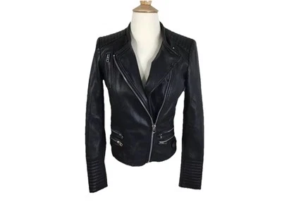 ZARA negro. Chaqueta corta de cuero sintético Motociclista Cremallera Pequeña XS Prendas exteriores Foto 1 de 4