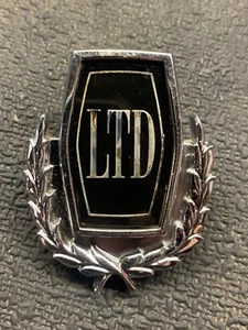 Ford LTD EMBLEMA # D3AB-65517A56-AC negro y cromo 1973-75  - Imagen 1 de 5