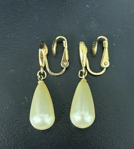 Vintage Trifari Gold & Pearl Drop Dangle Earrings Estate Jewelry clip on - Picture 1 of 1