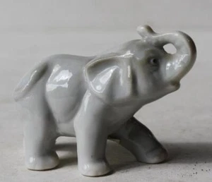 Figurine éléphant petit tronc d'éléphant gris George figurine bon état vintage - Photo 1/1