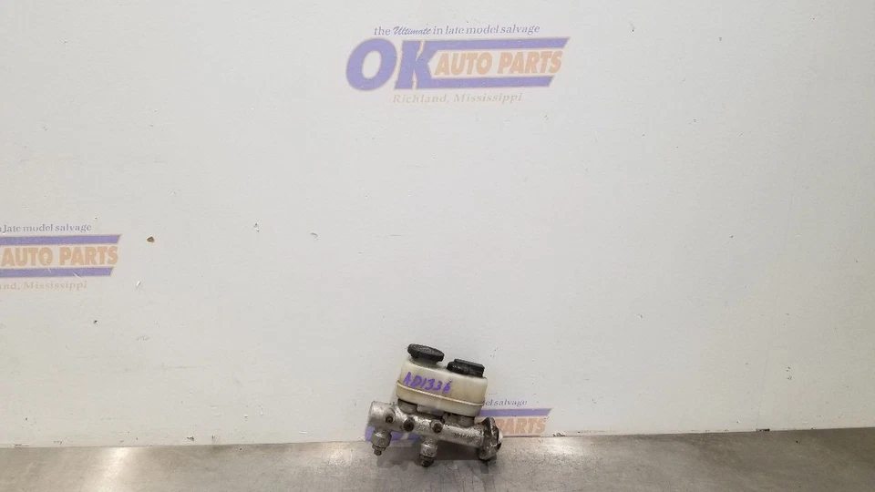 Datsun 280Zx 1983 cilindro maestro de freno de 2,8 L Foto 1 de 4