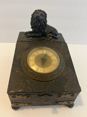 "Caja de recuerdo de reloj de metal y madera ornamentada con estatuilla de león 9"" X 5,25"" X 6,5""" Foto 1 de 4