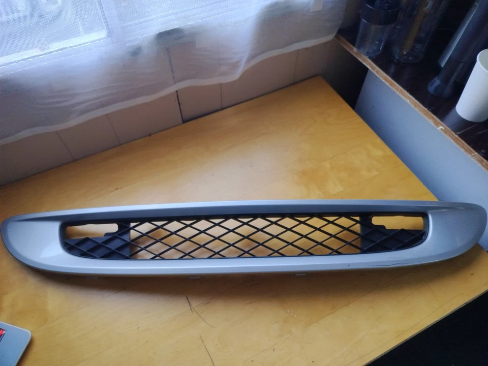 REJILLA PARACHOQUES DELANTERO ORIGINAL SMART FORTWO 451 EN PLATA A4518880015  Foto 1 de 1