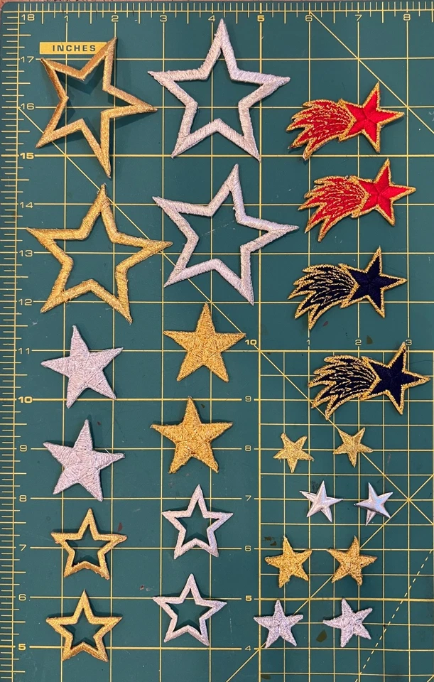 Lote de 44 estrellas vintage planchadas/coser bordadas con parches, varios colores/tamaño Foto 1 de 1