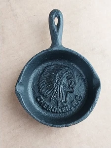 Vintage Miniatur Gusseisen Pfanne Indianer Cherokee NC - Bild 1 von 7