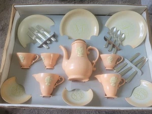 Rare Vintage Ideal Shirley Temple 21 Piece Tea Set Pink Cameo & Box - Picture 1 of 6