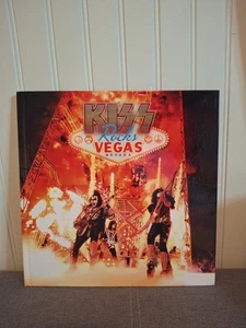 Libro de tapa dura "Kiss Rocks Vegas Nevada" CD Blue Ray Set Nuevo Hard Rock Combo As - Imagen 1 de 13