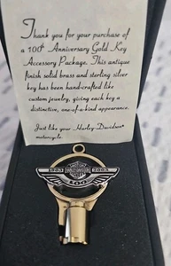 NUOVA chiave argento sterling oro ottone Harley 100° anniversario 1903 - 2003 con custodia - Foto 1 di 8