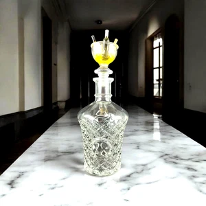 Decantador de licor de vidrio de corte transparente vintage con tapón plástico hielo/botellas vajilla - Imagen 1 de 9