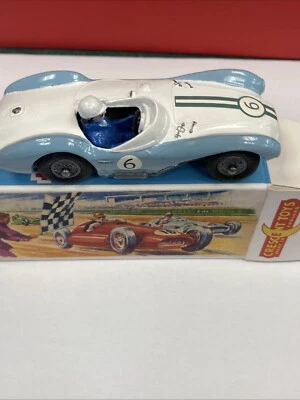 Coche de carreras deportivo Crescent Toys Aston Martin DB3S 2,9 litros Foto 1 de 4