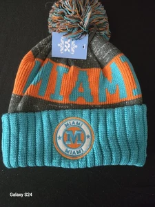 Dicke neu mit Etikett Miami Delphine farbige Fleece Bommel Winter Rodel Strickmütze - Bild 1 von 4