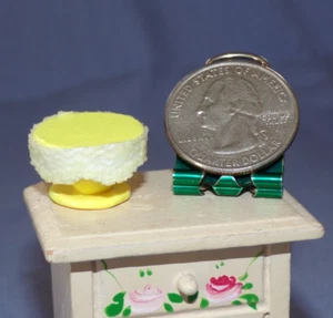 Miniatura Casa de Muñecas Pedestal Pastel Postre Soporte Esculpido a Mano Artesano JS Amarillo - Imagen 1 de 2