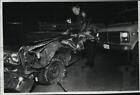 1990 Press Photo Milwaukee Police Officer Tom Petersen inspected a vehicle