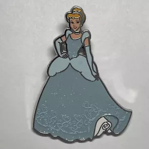 Spilla Disney Cenerentola in blu scintillante abito a mano sulla sua principessa alla moda 2023 - Foto 1 di 1