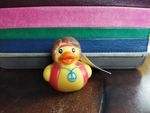 NEU! kleine Badeente: 'Peace' mit Stirnband+Kette! ohne Quietschfunktion! - Bild 1 von 3