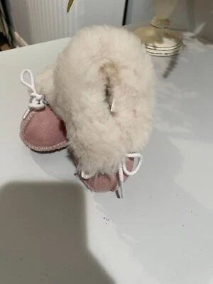 Botines Mocasín Bebé Minnetonka Talla 1 Cuero y Lana Rosa y Blanco Foto 1 de 4