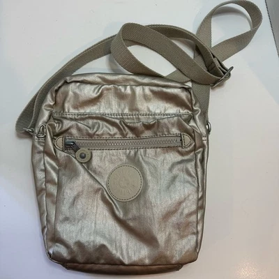 Kipling Alvar Nylon Plata Brillo Multi Bolsillo Organizador Bandolera Bolso Cartera Foto 1 de 4
