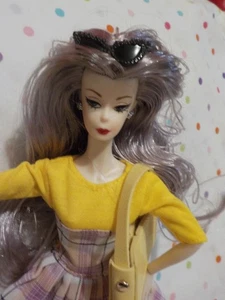 NEU Wunderschöne GELENKTE SUPERMODEL Puppe 12", wellig lila Haare, Kleid, Handtasche, Schuhe - Bild 1 von 3