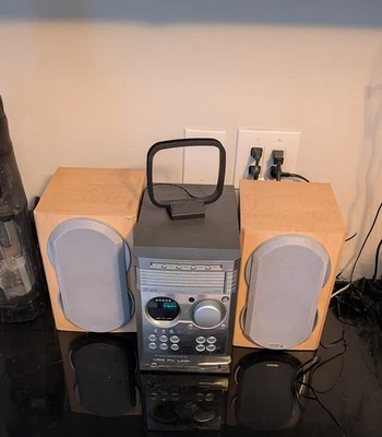 Philips MCM530/37 CD Changer Micro Stereo System - 2 Speakers & Antenna - Image 1 of 2