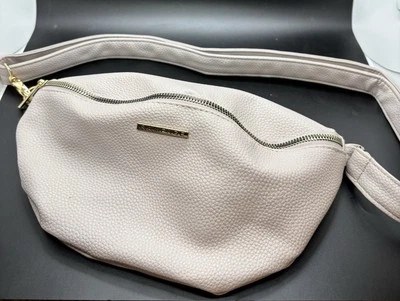 RAMPAGE  Crossbody Bag  Single Zipper  and Adjustable Strap Beige — 第 1/4 张图片