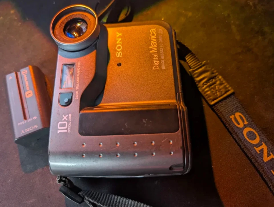 Sony Mavica MVC-FD73 Digital Camera 0.4MP – Tested + Floppy Disk - Image 1 of 4