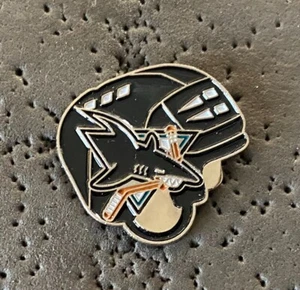 San Jose Sharks Player Helmet NHL Hockey Pin - Bild 1 von 2