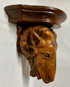 Estante de pared de madera tallada con cabezal de RAM 1978 - 10,5" de ancho, 6" de alto, 7" de profundidad - Imagen 1 de 6