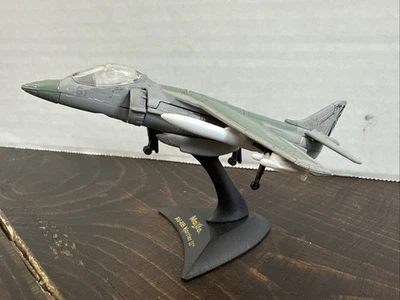 McDonnell Douglas AV-8B Harrier II VTOL Jet Diecast réplica con soporte de Maisto Foto 1 de 4