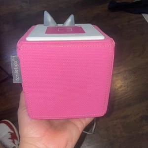 Tonies Toniebox Pink Audio Player turns on - Picture 1 of 3