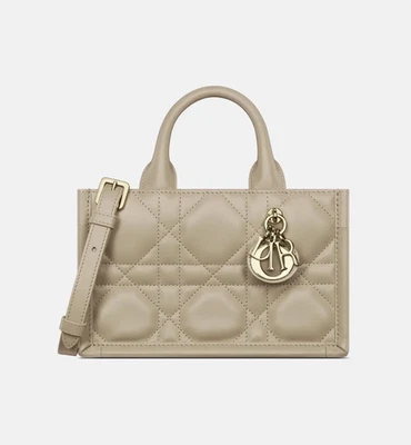 NUEVO CON ETIQUETAS CHRISTIAN DIOR Macrocannage Piel de becerro Dior Libro Bolso Mini Desierto Dorado Taupe Foto 1 de 4