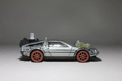 Hot Wheels FLD25 1:64 Back To The Future III Time Machine 1955 - Prata (HCP22) - Imagem 1 de 4