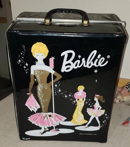 LOTTO BARBIE VINTAGE ANNI 60 '62 CUSTODIA #5 ACCESSORI ABBIGLIAMENTO TESTA E CORPO LEGGI DETTAGLI - Foto 1 di 24