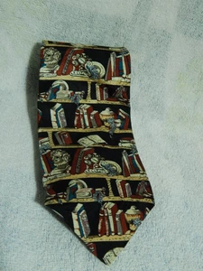 Artefactos de museo corbata de seda libros en estante bibliotecario maestro profesor literatura - Imagen 1 de 5