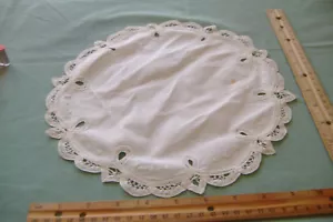 ZEHN ZOLL RUNDES WEISSES DECKCHEN MIT DETAILLIERTEM BESATZ ~ RI - Bild 1 von 4
