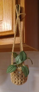 Mini maceta decorativa de ganchillo personalizada / hecha a mano / flor de plástico incluida  - Imagen 1 de 2