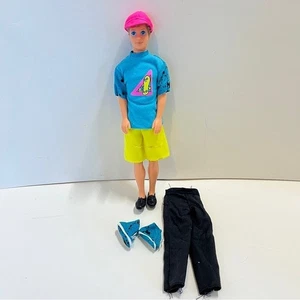 De colección 1990 Barbie Patrón Genial Adolescente Novio Kevin Muñeca Mattel Conjunto Sombrero - Imagen 1 de 15