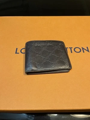 Carteira masculina marrom em relevo Gucci - Imagem 1 de 4