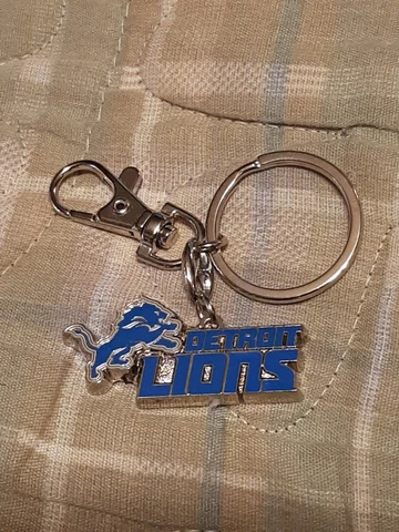 Detroit Lions Keychain Heavy Metal Enamel Licensed NFL Ring & Lobster Claw Hook Cover