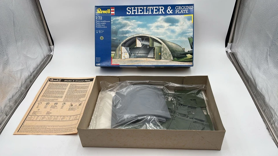  REV4389 Revell Shelter and Ground Plate 1/72 - Immagine 1 di 2
