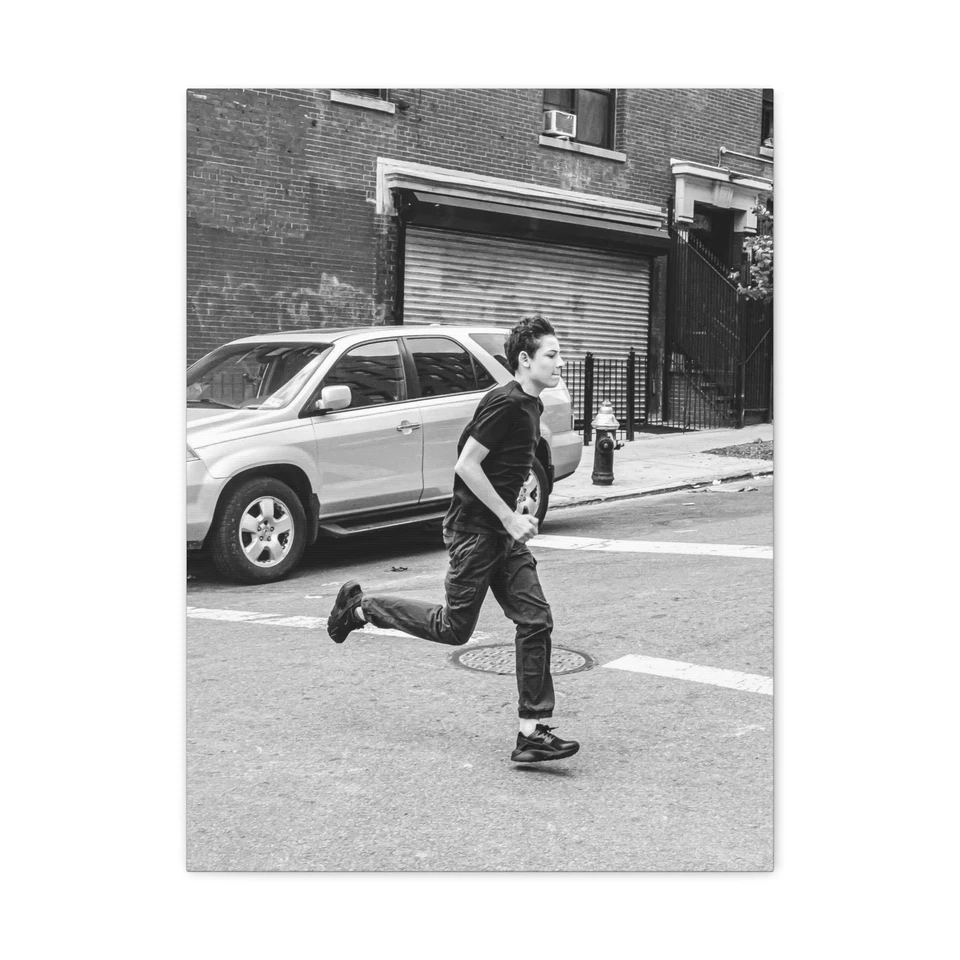 Impresión de fotografía callejera urbana | Arte de pared en blanco y negro NYC Boy Running 18x24 Foto 1 de 1