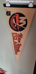 NEW YORK ISLANDERS 1970'S NHL VINTAGE FELT PENNANT WITH HOLDER 9/18/21 - Picture 1 of 3