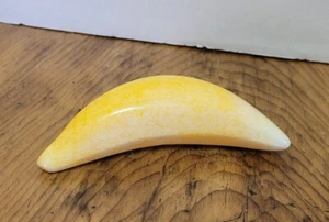 Fruta de piedra de alabastro plátano vintage 5 1/4" - Imagen 1 de 5